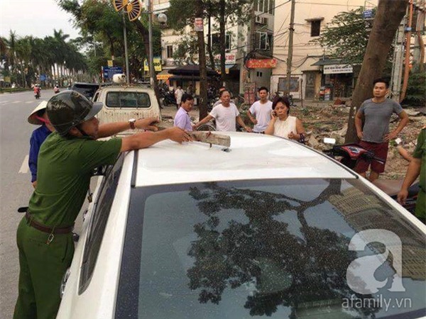 ô tô bị thanh sắt rơi vào nóc