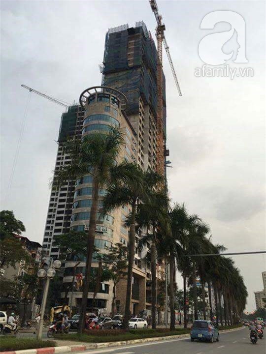 ô tô bị thanh sắt rơi vào nóc