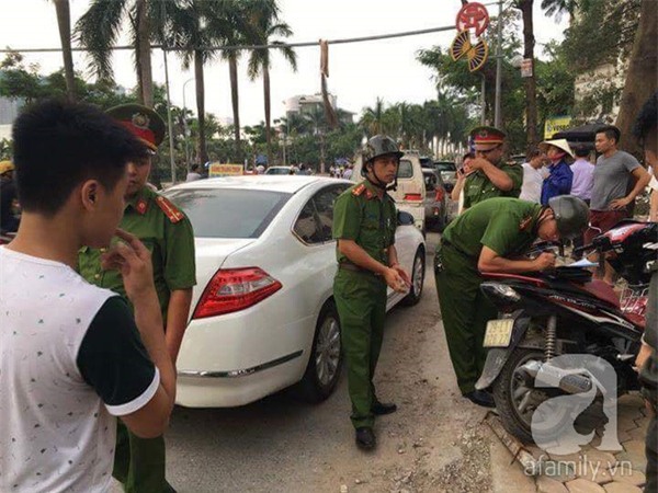 ô tô bị thanh sắt rơi vào nóc