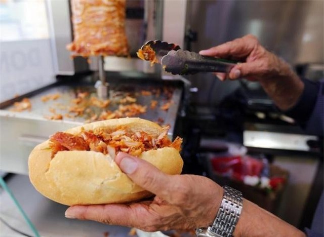 Ăn đồ ăn nhanh, bạn đang tiêu thụ cả hóa chất để sản xuất nhựa - Ảnh 1.