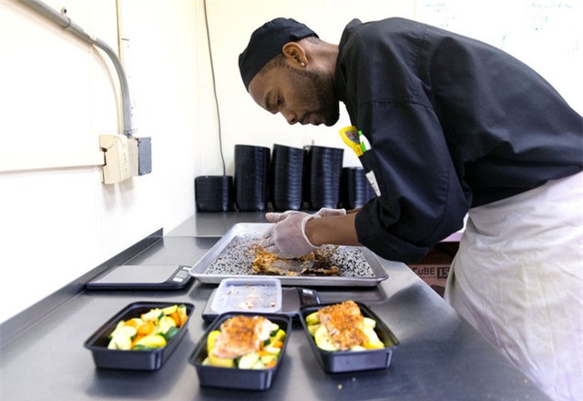 Ăn đồ ăn nhanh, bạn đang tiêu thụ cả hóa chất để sản xuất nhựa - Ảnh 2.