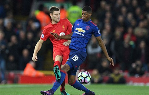 Các cầu thủ M.U chơi quyết liệt ngay từ những phút đầu trận đấu