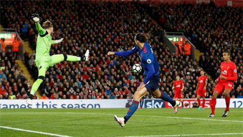 Cơ hội rõ rệt nhất của M.U là cú đánh đầu cận thành thiếu chính xác của Ibra ở đầu hiệp 2