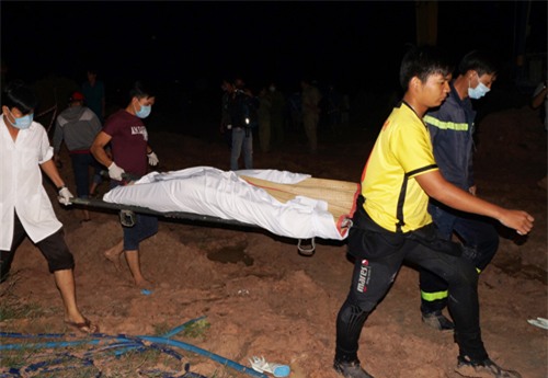 Thi thể bé Tỷ&nbsp;được lực lượng chức năng chuyển tới nhà xác để làm một số thủ tục trước khi bàn giao cho gia đình lo hậu sự.