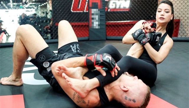 Truong Ngoc Anh tap luyen voi huyen thoai vo thuat My hinh anh 3