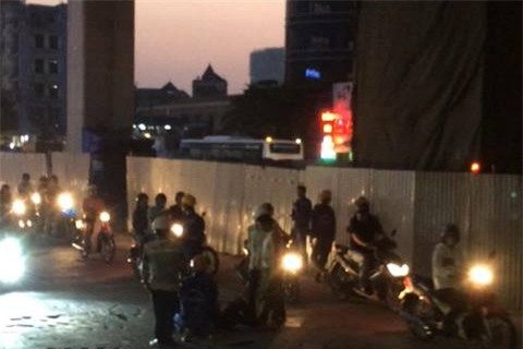 Hiện trường nơi nam công nhân bị rơi xuống nền đường. Ảnh cắt từ clip.