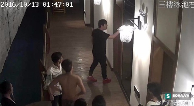 Thân mật gây tiếng ồn trong đêm, bị phòng bên cạnh gọi ra đánh - Ảnh 1.