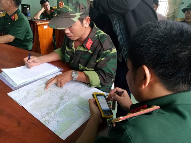 Xac dinh danh tinh 3 phi cong tren may bay mat lien lac hinh anh 2