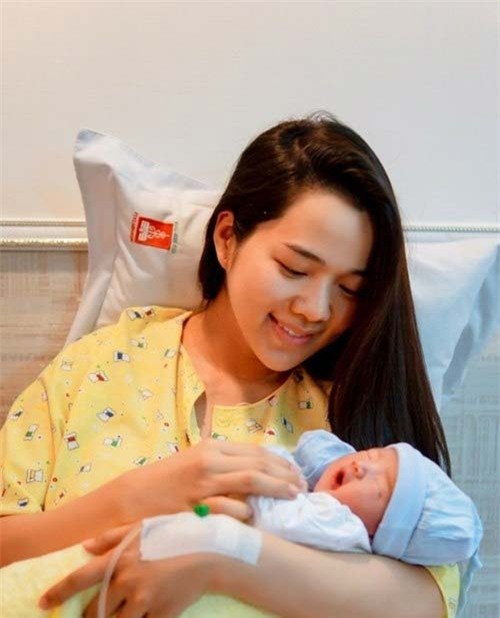 dung sung sot khi cac ba vo trong showbiz viet khoe mat moc - 10