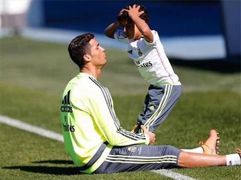 Con trai Ronaldo ghi ban ngay tran dau ra quan hinh anh 2
