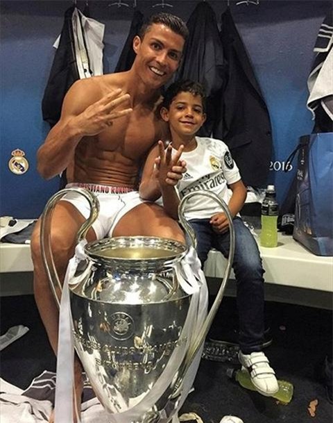 Con trai Ronaldo ghi ban ngay tran dau ra quan hinh anh 2