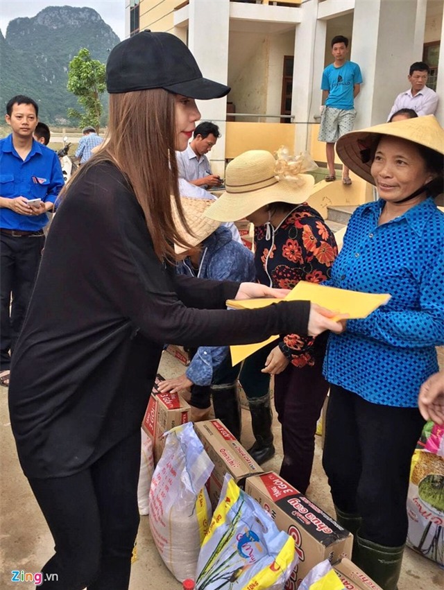 Nhan qua cuu tro, nguoi dan Quang Binh om cham Ho Ngoc Ha hinh anh 2