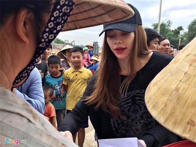 Nhan qua cuu tro, nguoi dan Quang Binh om cham Ho Ngoc Ha hinh anh 3