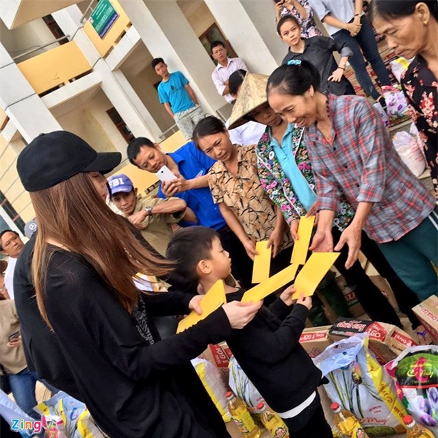 Nhan qua cuu tro, nguoi dan Quang Binh om cham Ho Ngoc Ha hinh anh 6