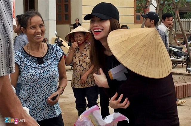 Nhan qua cuu tro, nguoi dan Quang Binh om cham Ho Ngoc Ha hinh anh 7