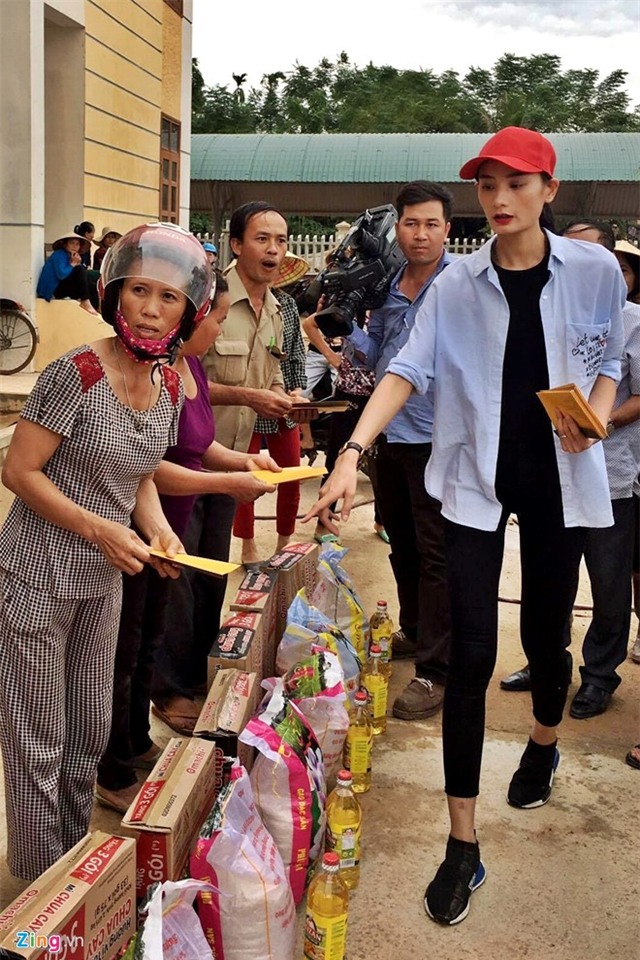 Nhan qua cuu tro, nguoi dan Quang Binh om cham Ho Ngoc Ha hinh anh 10