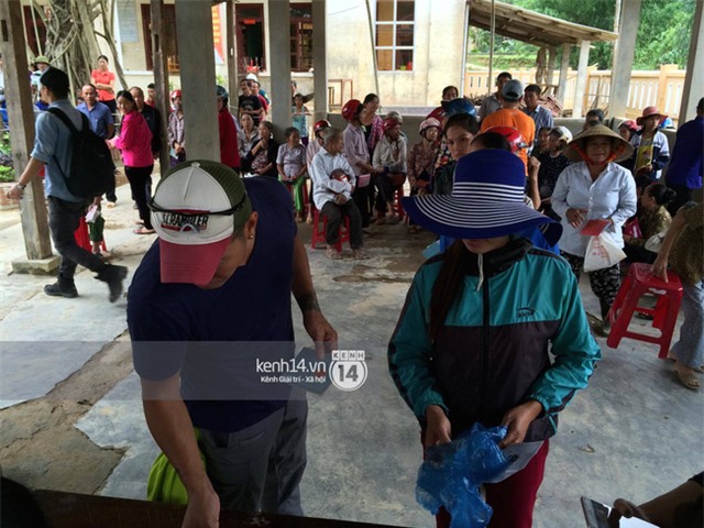 MC Phan Anh đang trao những phần quà đầu tiên: Mọi người thương con thì xếp hàng ngay ngắn vào ạ - Ảnh 12.