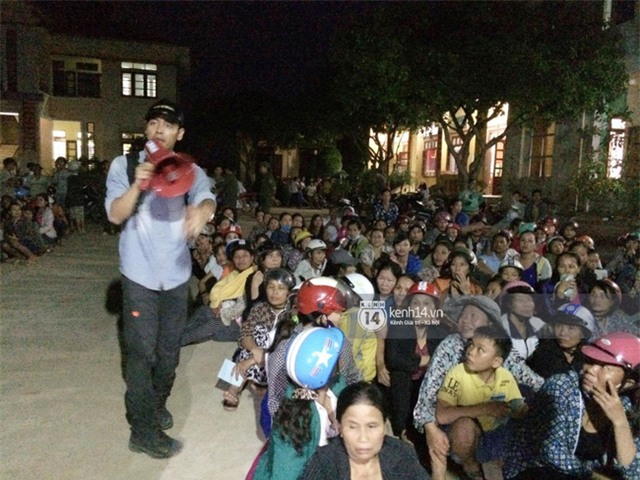 6h30 tối, Phan Anh vẫn kiên trì phát từng phần quà cứu trợ đến người dân miền Trung - Ảnh 2.