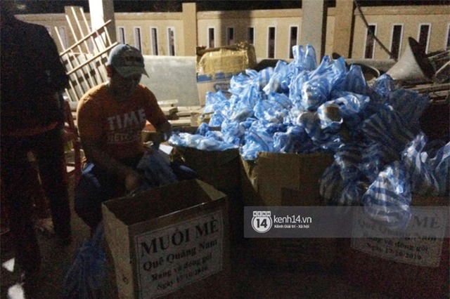 6h30 tối, Phan Anh vẫn kiên trì phát từng phần quà cứu trợ đến người dân miền Trung - Ảnh 6.