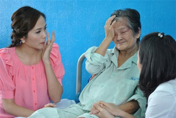 Không phải tiền nhiều hay ít, đây mới là hình ảnh sao Việt khi đi từ thiện khiến khán giả xúc động nhất 0