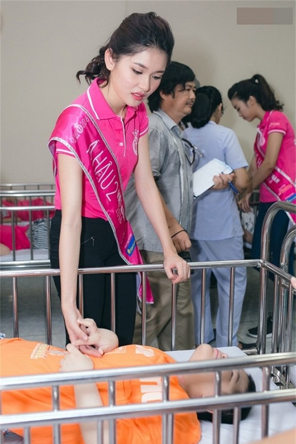 Không phải tiền nhiều hay ít, đây mới là hình ảnh sao Việt khi đi từ thiện khiến khán giả xúc động nhất 0