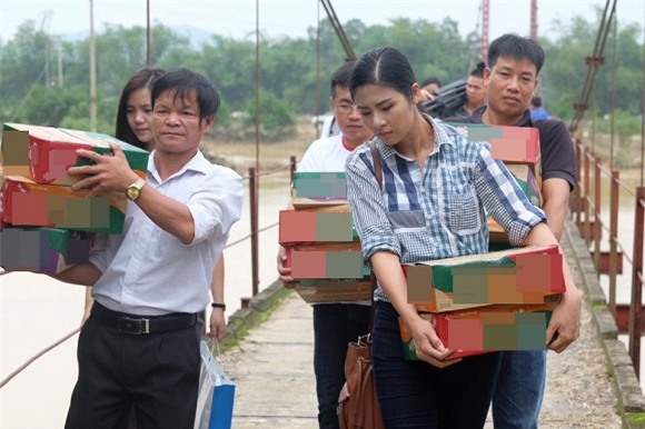 Không phải tiền nhiều hay ít, đây mới là hình ảnh sao Việt khi đi từ thiện khiến khán giả xúc động nhất 2