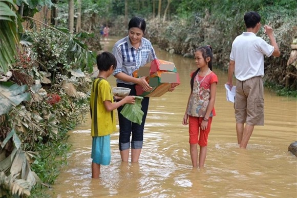 Không phải tiền nhiều hay ít, đây mới là hình ảnh sao Việt khi đi từ thiện khiến khán giả xúc động nhất 0