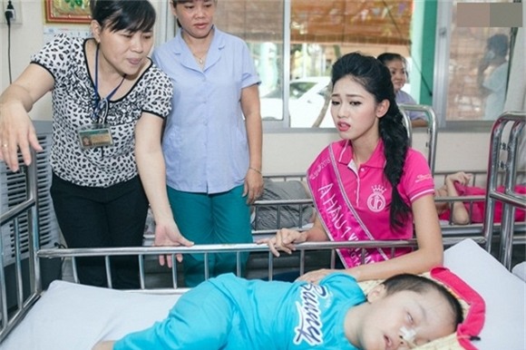 Không phải tiền nhiều hay ít, đây mới là hình ảnh sao Việt khi đi từ thiện khiến khán giả xúc động nhất 1