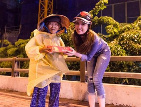 Không phải tiền nhiều hay ít, đây mới là hình ảnh trân quý nhất khi sao Việt đi từ thiện 1