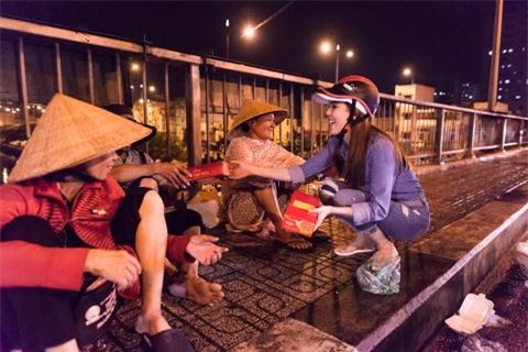 Không phải tiền nhiều hay ít, đây mới là hình ảnh trân quý nhất khi sao Việt đi từ thiện 5