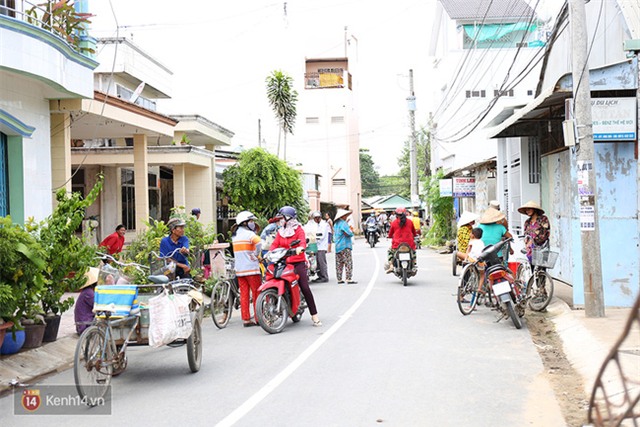 Người dân kéo nhau đến nhà gia đình trúng xổ số 92 tỷ để xin từ thiện - Ảnh 5.