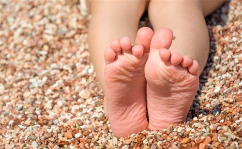 ngo ngang voi ly do hoc sinh nhat ban thuong di chan dat - 1