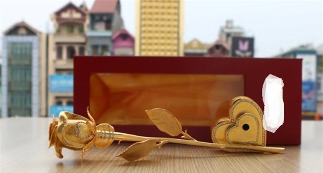 Bông hồng vàng được tiết lộ 24K vàng và 150 viên kim cương