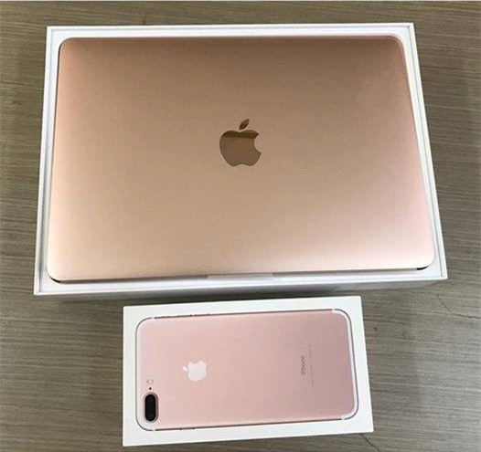 Chiếc máy tính Macbook và điện thoại Iphone trị giá hàng chục triệu đồng được một đức ông chồng tặng vợ nhân kỷ niệm ngay Phụ nữ Việt Nam 20/10