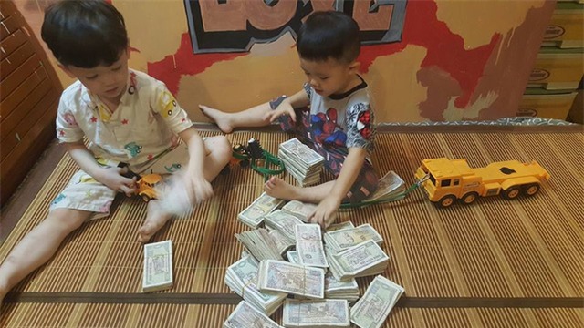 Hai cậu bé đập ống heo để gửi cho chú Phan Anh là hình ảnh đáng yêu nhất hôm nay! - Ảnh 1.