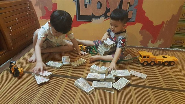 Hai cậu bé đập ống heo để gửi cho chú Phan Anh là hình ảnh đáng yêu nhất hôm nay! - Ảnh 2.