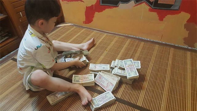 Hai cậu bé đập ống heo để gửi cho chú Phan Anh là hình ảnh đáng yêu nhất hôm nay! - Ảnh 3.