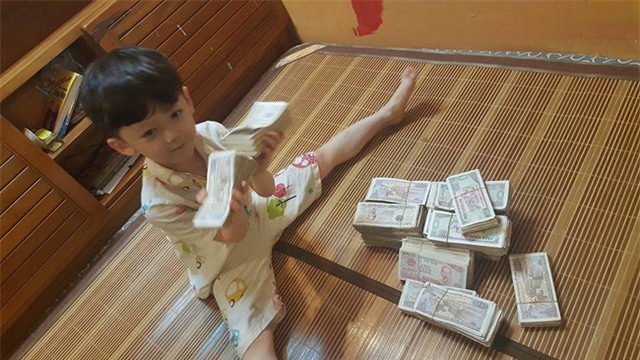 Hai cậu bé đập ống heo để gửi cho chú Phan Anh là hình ảnh đáng yêu nhất hôm nay! - Ảnh 4.
