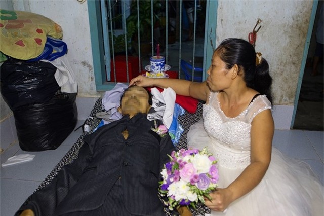 Mac vay co dau va ao tang chong trong mot dem hinh anh 1