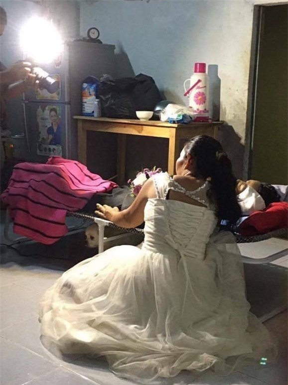 Mac vay co dau va ao tang chong trong mot dem hinh anh 2