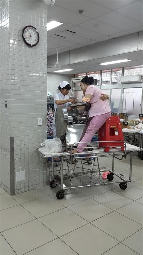 Tay trái chị Loan bị cuốn vào máy xay thịt