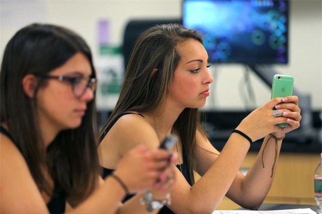 Nữ sinh muốn học lực kém, cứ việc nhắn tin nhiều lên - Ảnh 1.