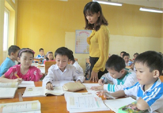 Dù Bộ GD&ĐT ban hành quy định cấm giao bài tập về nhà cho học sinh tiểu học, nhưng một số trường vẫn “lén lút” giao bài. Ảnh minh họa: Q.Anh