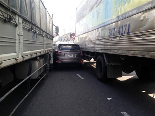 o to 4 cho suyt bi 2 xe tai ep nat, nhieu nguoi gao khoc hinh anh 1