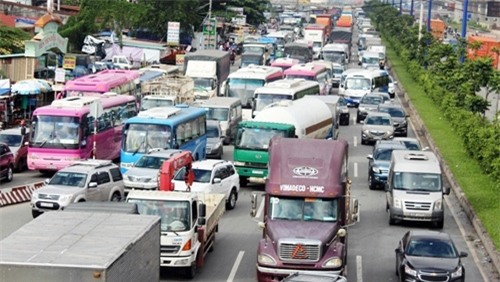 o to 4 cho suyt bi 2 xe tai ep nat, nhieu nguoi gao khoc hinh anh 2