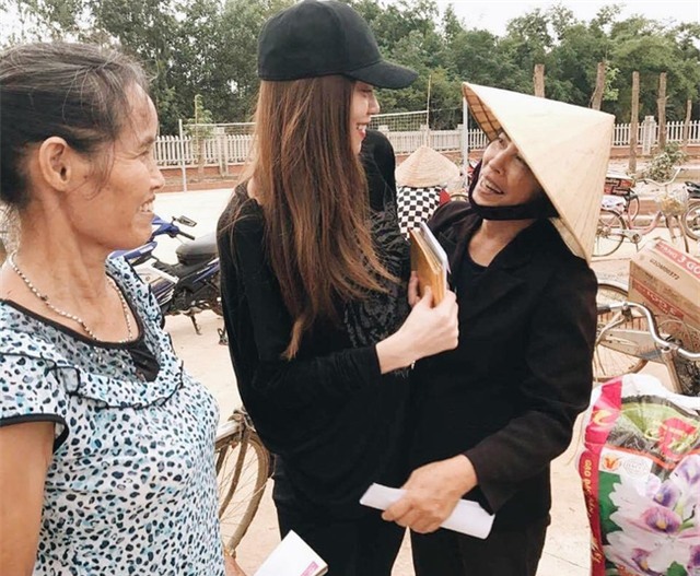 Không chỉ Phan Anh, Hà Hồ mà hàng loạt sao Việt cũng lên đường cứu trợ bà con miền Trung - Ảnh 2.