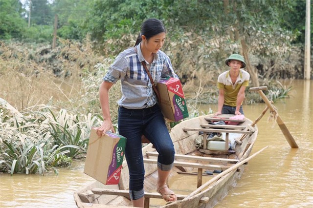 Không chỉ Phan Anh, Hà Hồ mà hàng loạt sao Việt cũng lên đường cứu trợ bà con miền Trung - Ảnh 3.