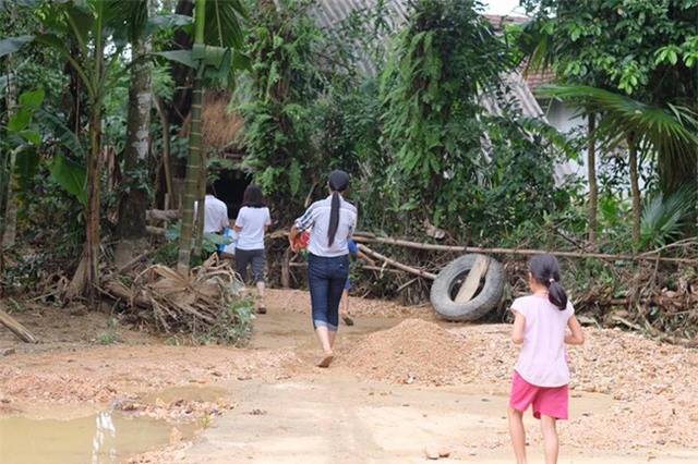 Không chỉ Phan Anh, Hà Hồ mà hàng loạt sao Việt cũng lên đường cứu trợ bà con miền Trung - Ảnh 4.