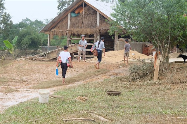 Không chỉ Phan Anh, Hà Hồ mà hàng loạt sao Việt cũng lên đường cứu trợ bà con miền Trung - Ảnh 5.