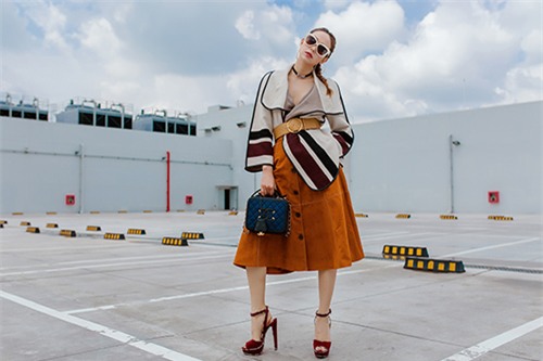 minh hang lai khien fan man nhan voi cach mix do dep mien che - 13